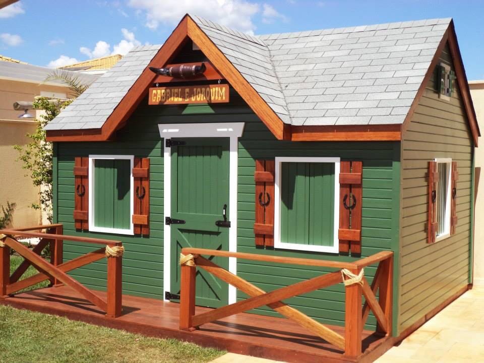 Casinha infantil estilo rancho nas cores verde e marrom