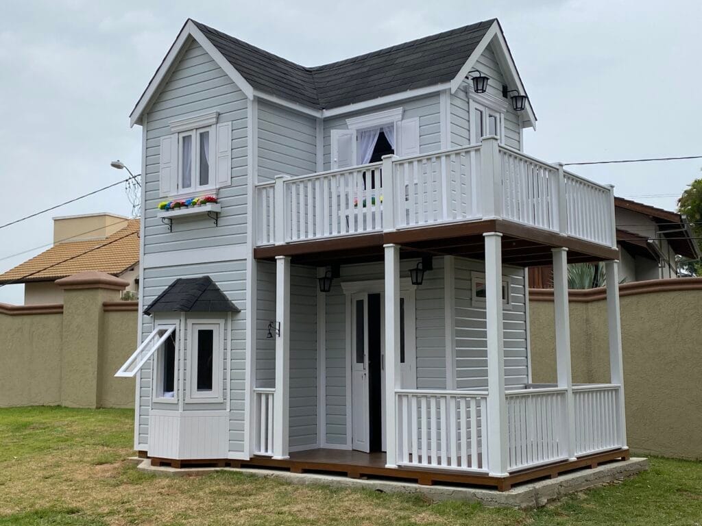 Casinha infantil na cor branca estilo sobrado americano