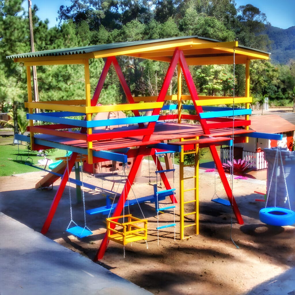 parquinho infantil colorido em madeira