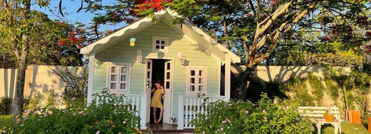 casinha infantil térrea branca com detalhes em rosa