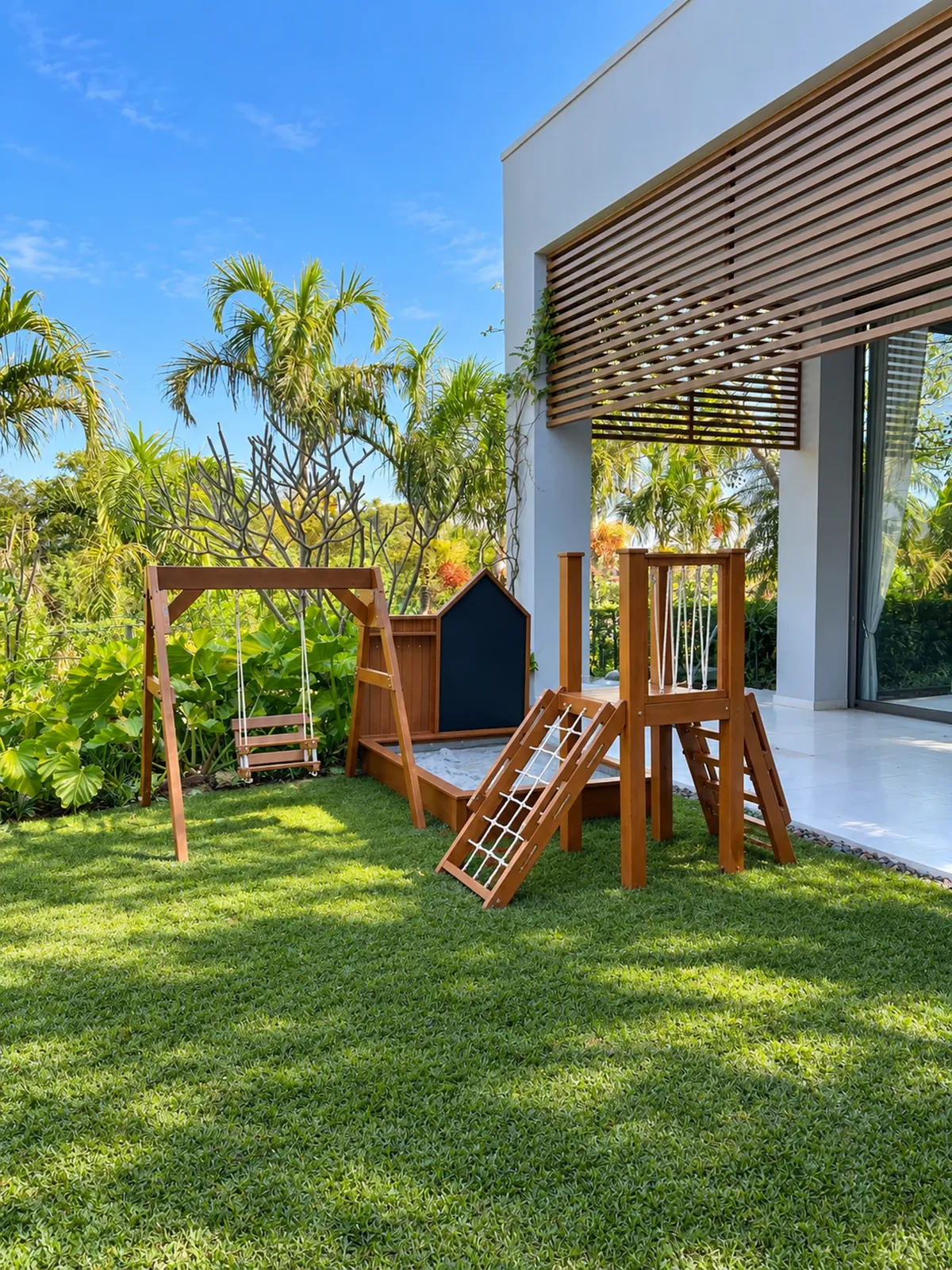 Play Baby, playground infantil de madeira com balanço, caixa de areia, rede de escalada e plataforma com degraus em jardim