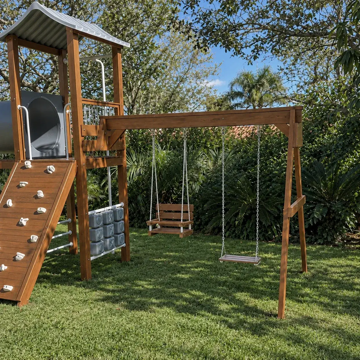 Cavalete com dois balanços do playground de madeira Play Fibra: cadeirinha com encosto e assento suspenso