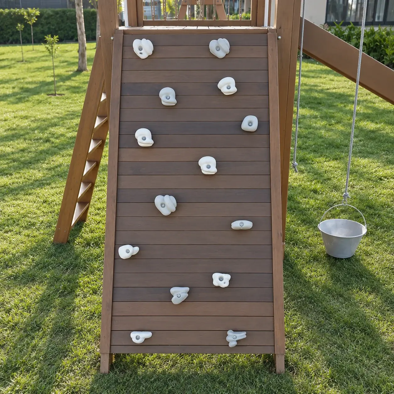 Parede de escalada de madeira com agarras, escada lateral e baldinho suspenso do Play Nature