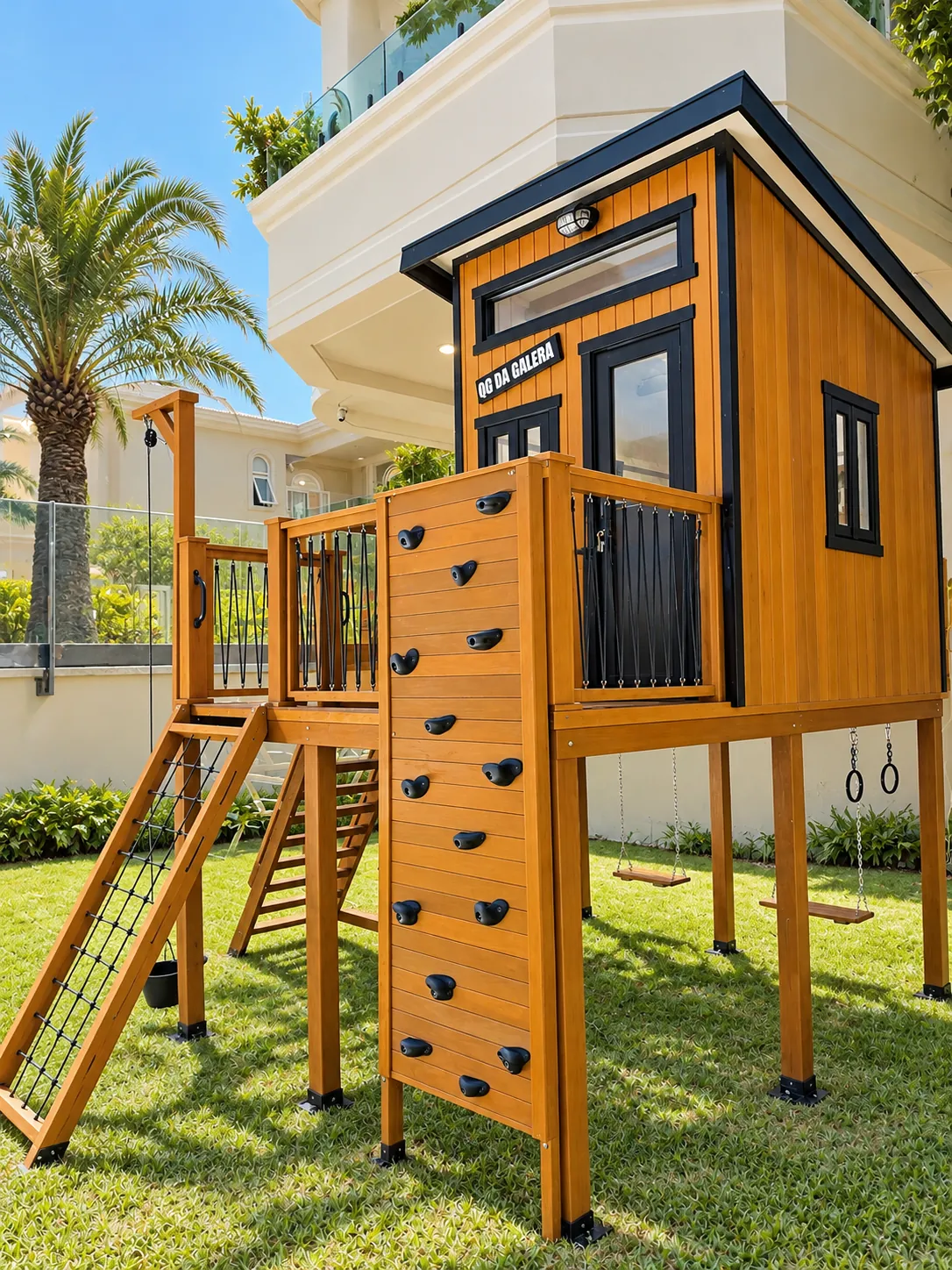 Clubinho QG da Galera com parede de escalada e casinha com janelas pretas