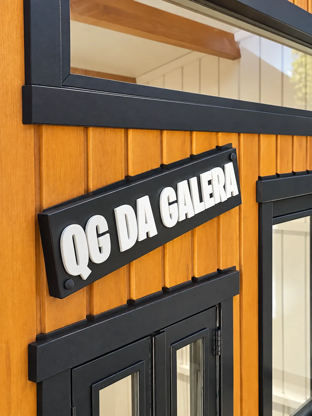 Placa com o nome QG da Galera na casinha do clubinho